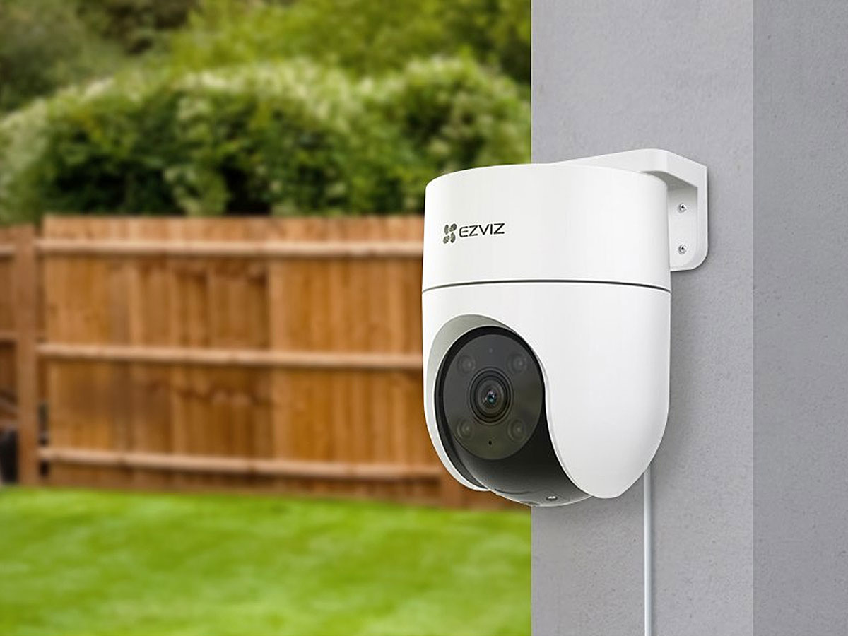 EZVIZ H8c Kamera an der Wand