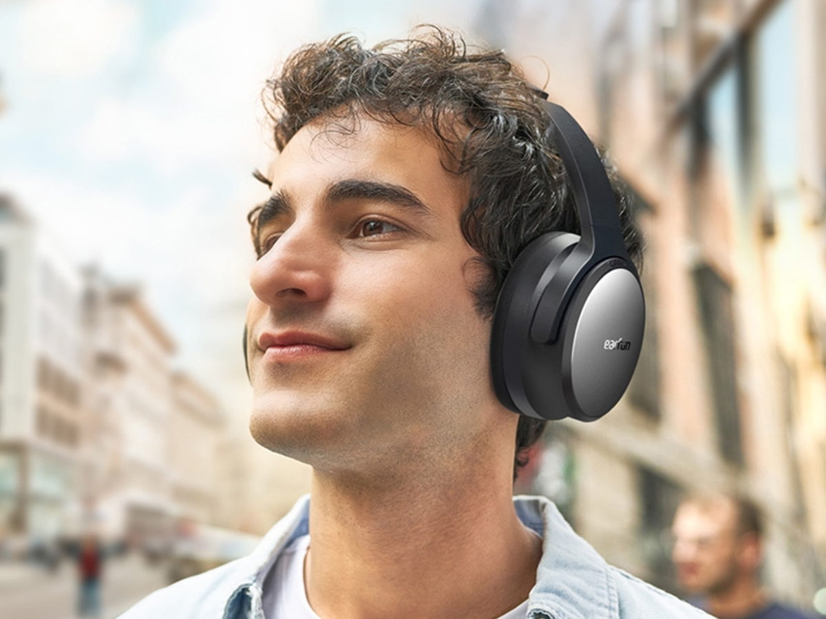 Drahtlose Kopfhörer EarFun Tune Pro Schwarz - Lifestyle-Grafik