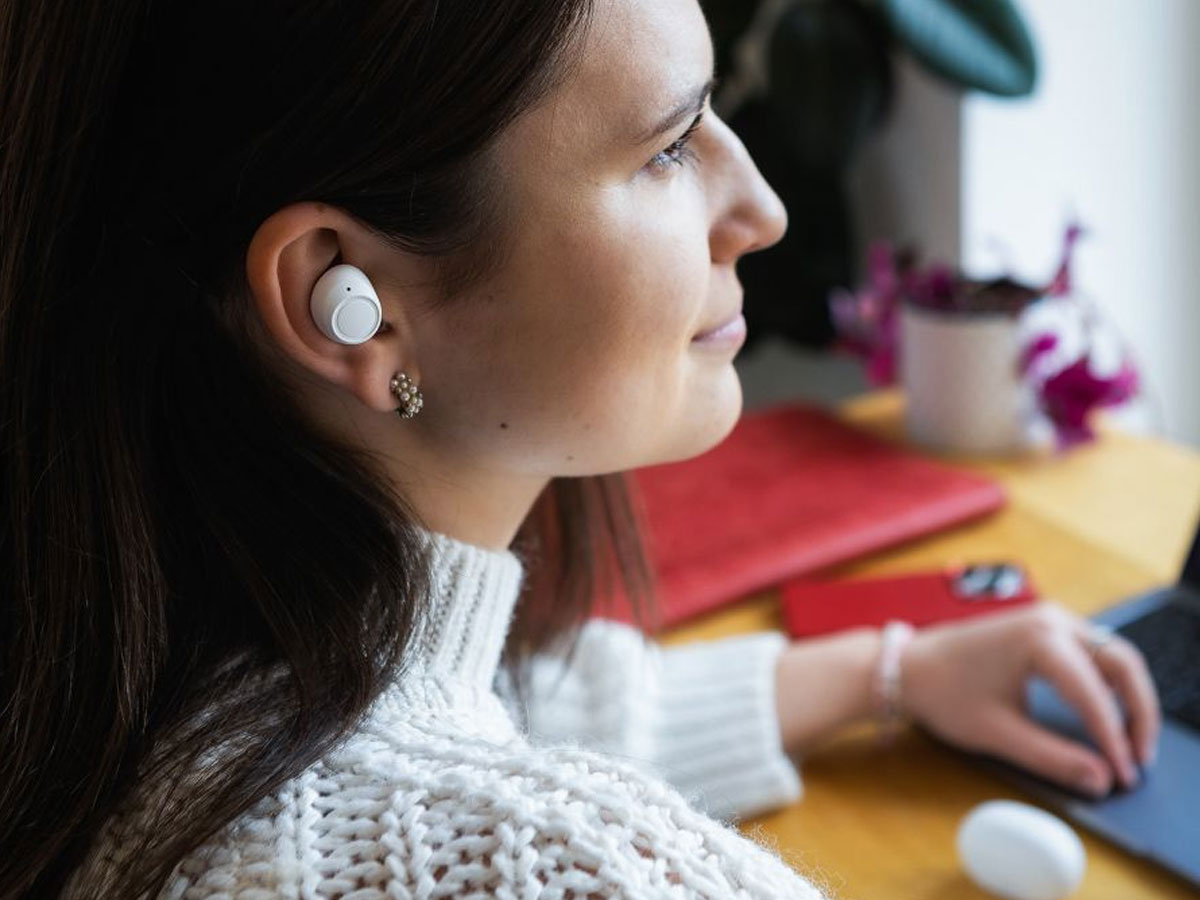 FIXED Buds kabellose Kopfhörer Weiß - Lifestyle-Grafik