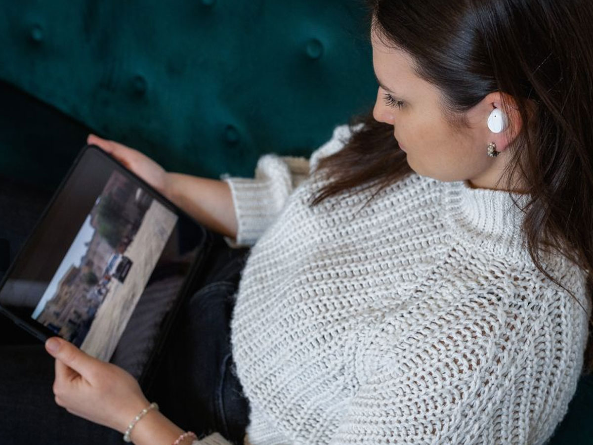 FIXED Buds kabellose Kopfhörer Weiß - Lifestyle-Grafik