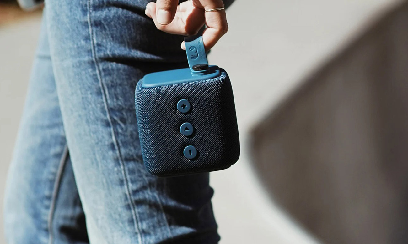 Mężczyzna niesie głośnik Fresh N Rebel Bold S za gumowy uchwyt