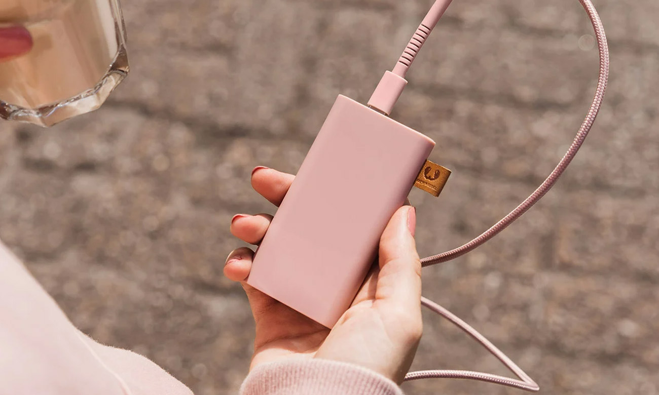 Powerbank Fresh N Rebel trzymany w dłoni z kablem