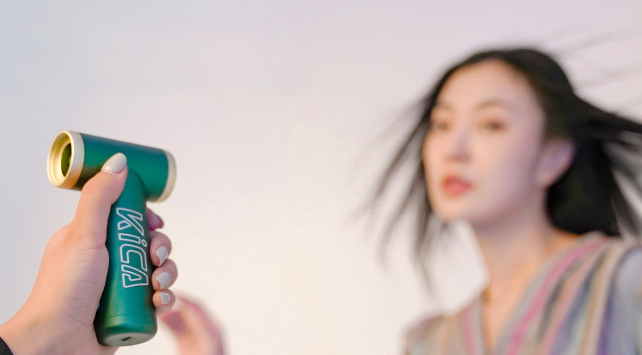 FeiyuTech KiCA JetFan 2 zerzauste Haare des Models