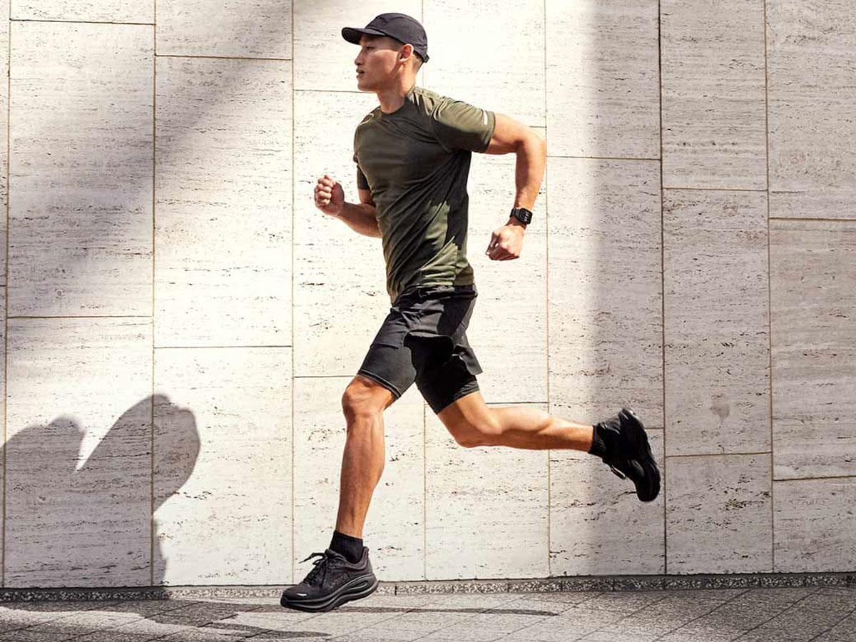 Garmin Venu X1 Schwarz Mann beim Lauftraining