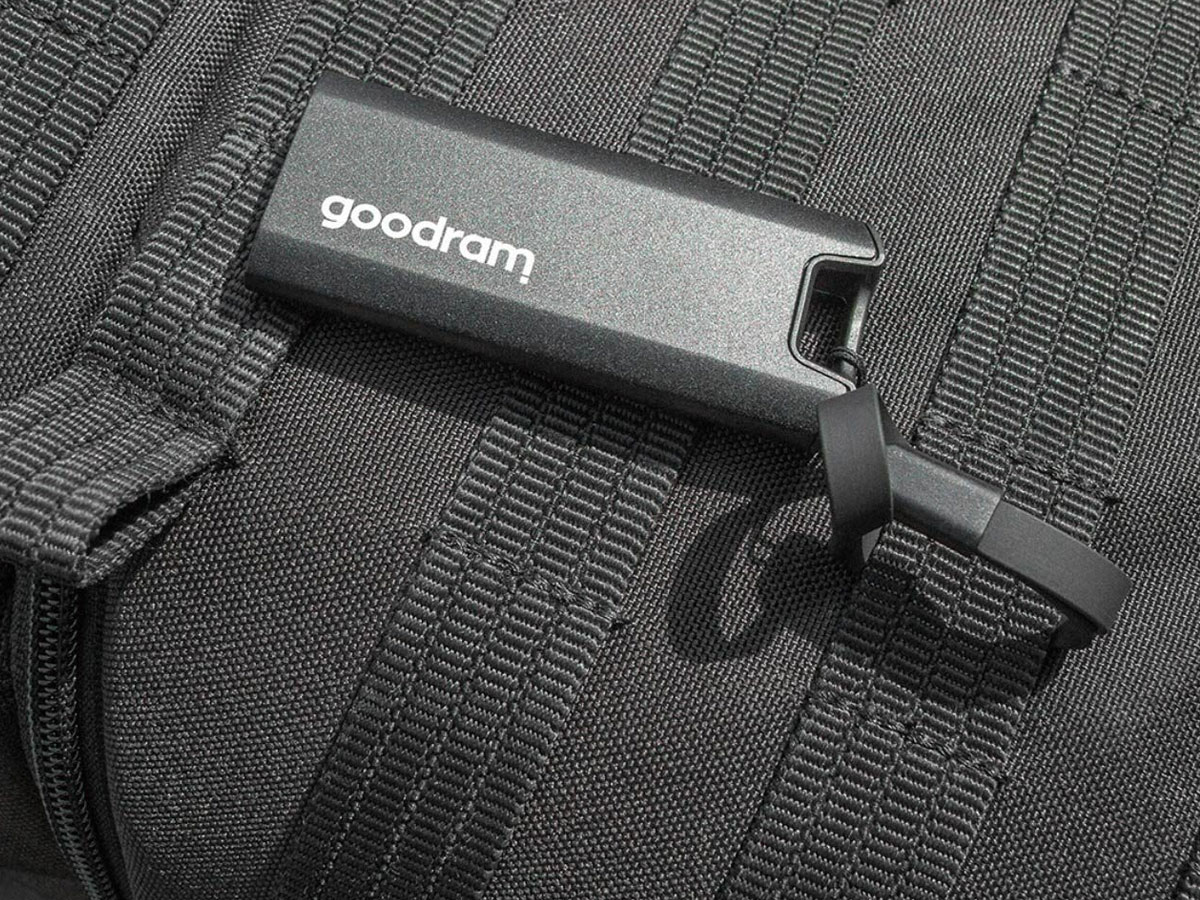 Externe SSD-Festplatte Goodram Move Ridge an einer Schnur