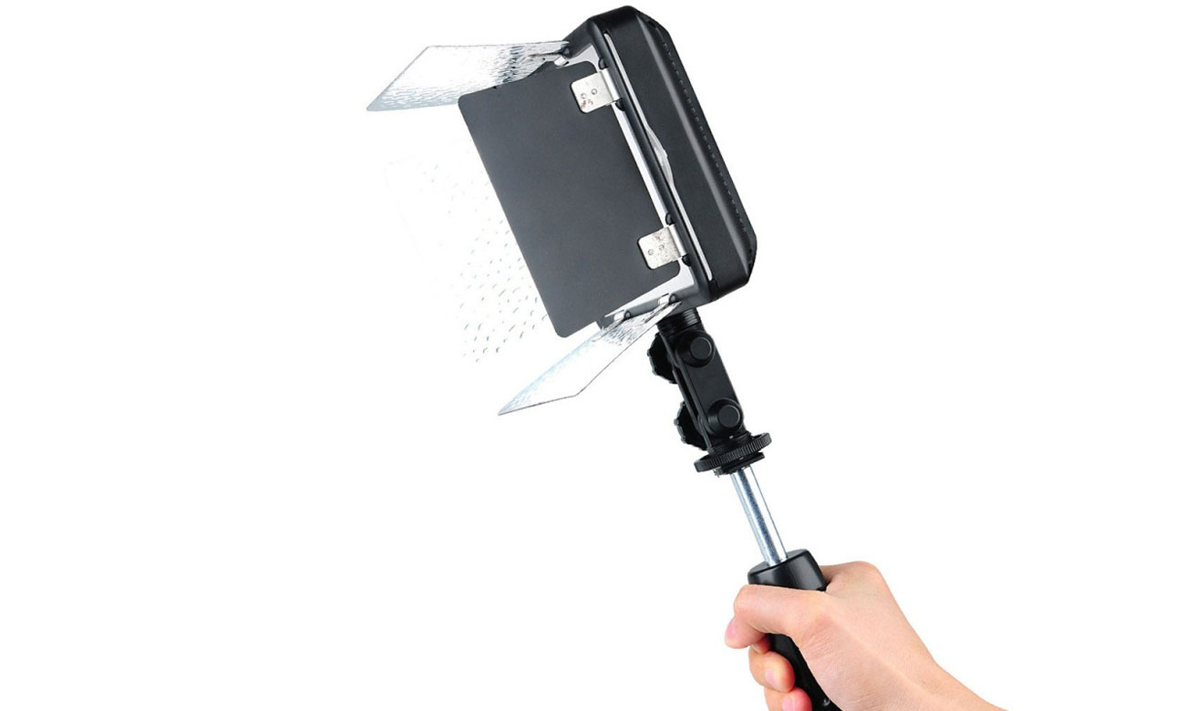 LED-Lampe Godox 308II - W 5600K trzymana w dłoni