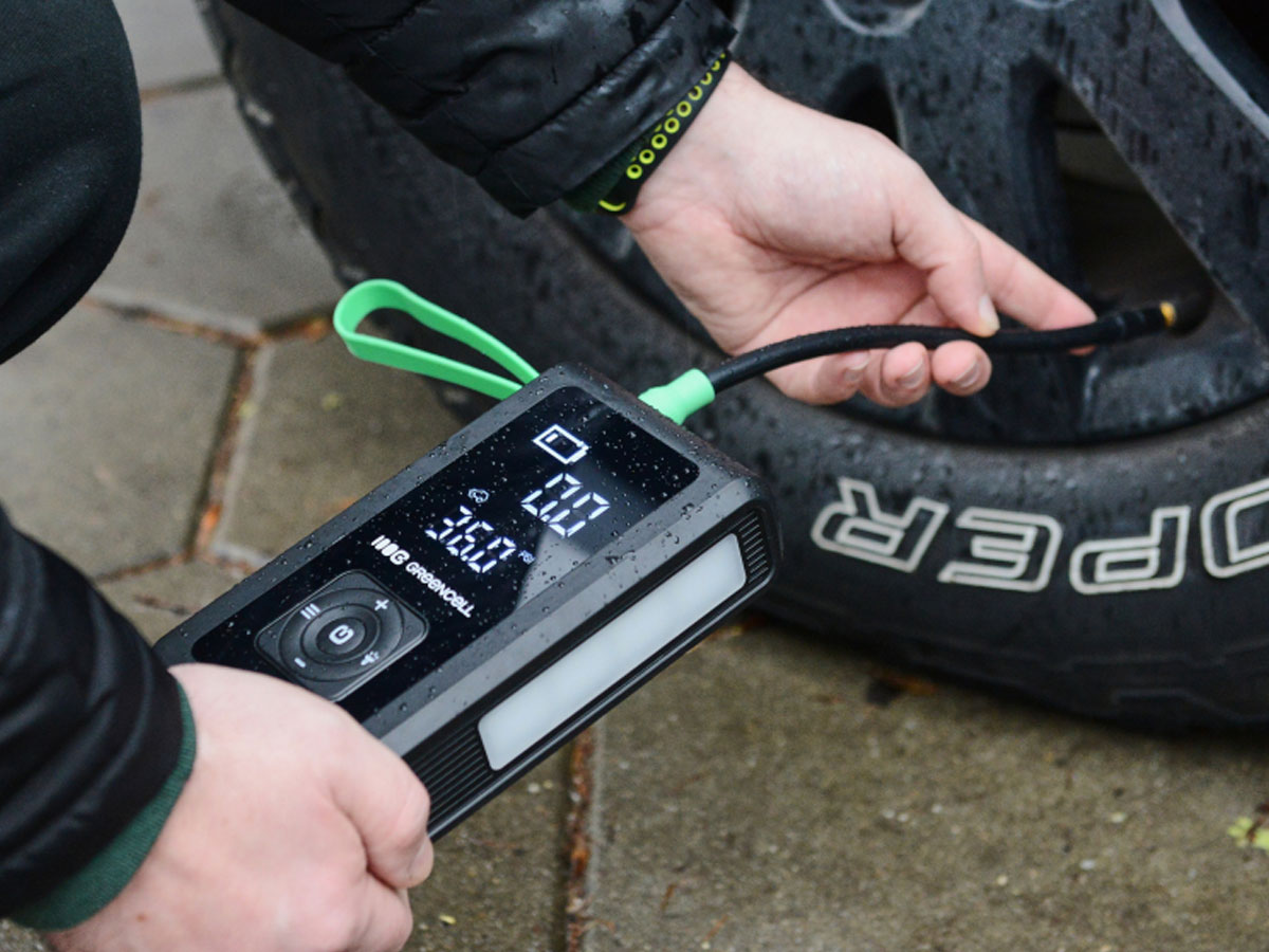 Jump Starter Green Cell PowerBoost Air koło od samochodu