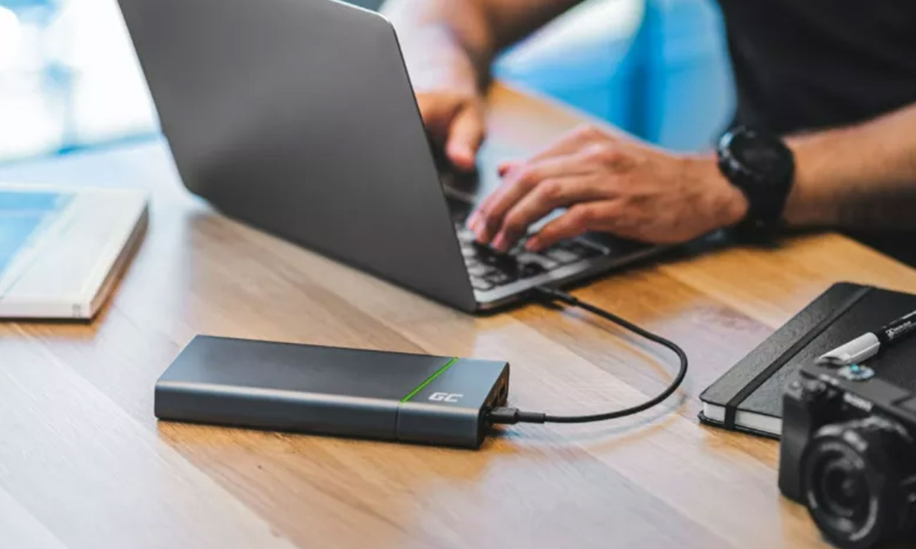 Green Cell USB-C - USB-C 30cm podłączony do powerbanka