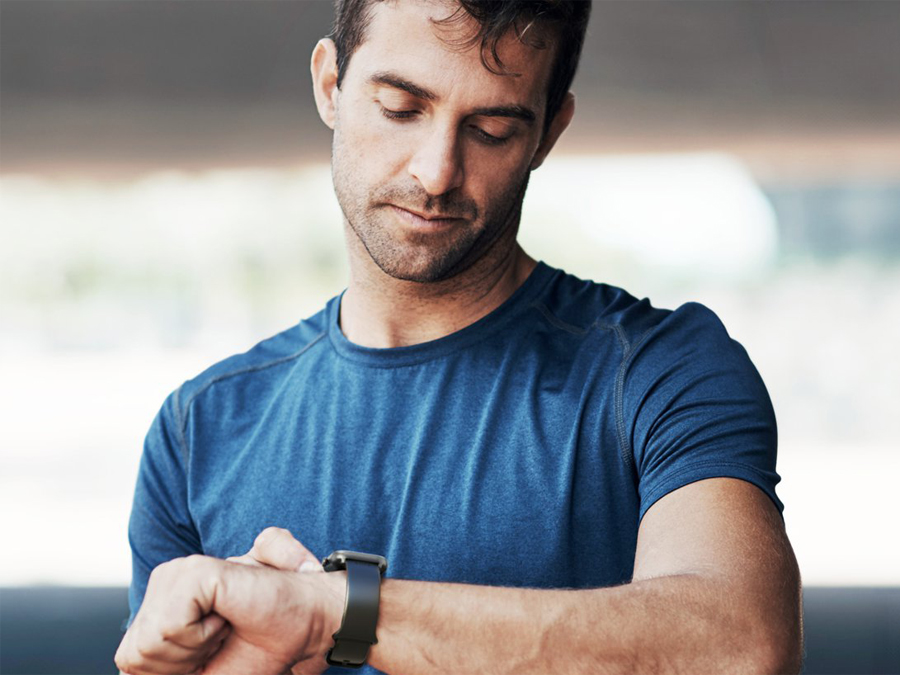 Hama Fit Watch 5000 am Männerhandgelenk