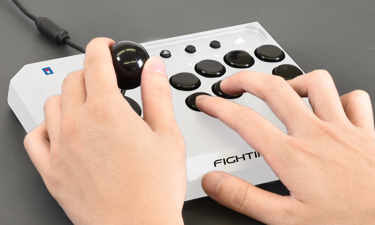 Kontroler Hori Fighting Stick Mini PS5/PS4/PC - Grafika lifestyle