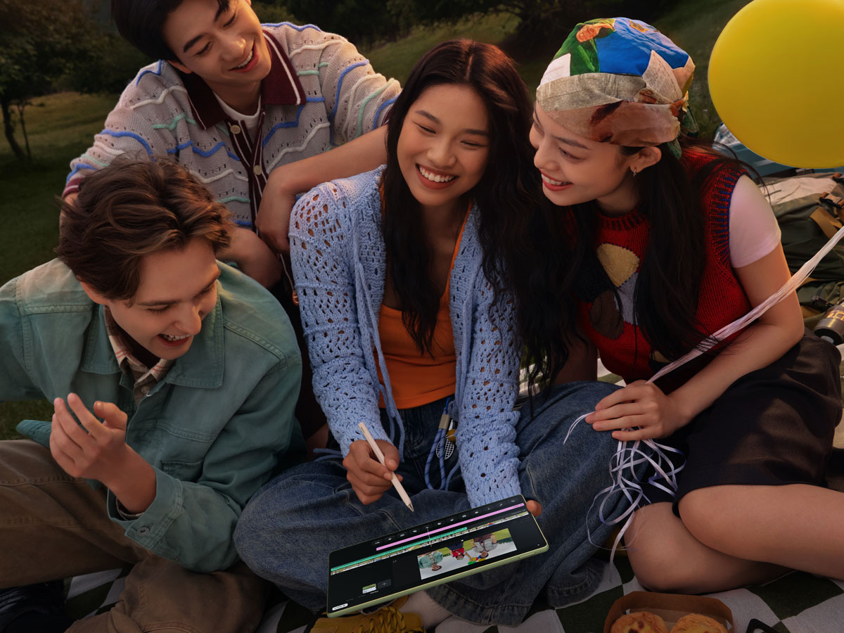 Huawei MatePad 12 X 2025 Frau bearbeitet ein Video mit Freunden