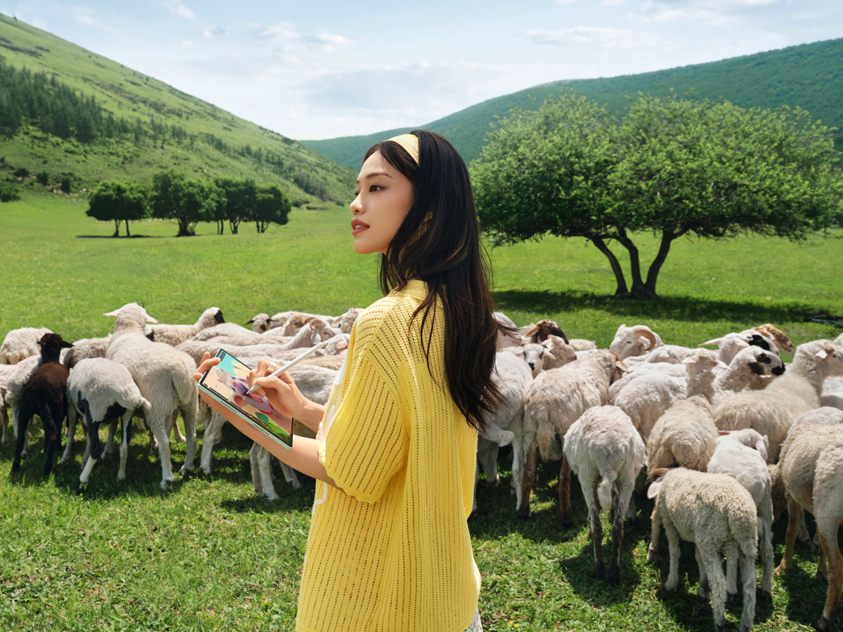 Tablet MatePad 12 X 2025 Frau malt ein Bild auf dem Tablet