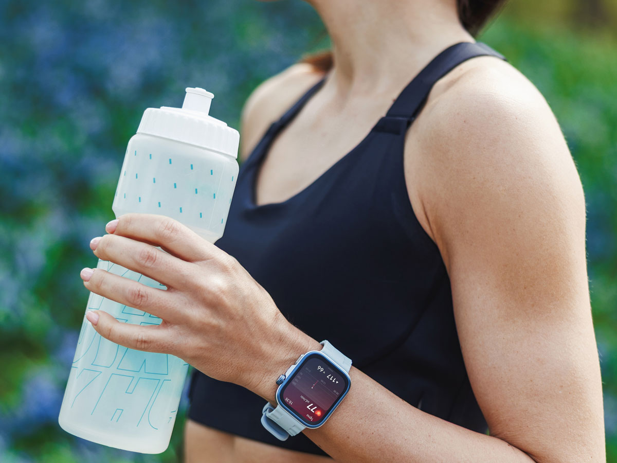 Huawei Watch Fit 4 Pro misst Herzfrequenz einer Frau