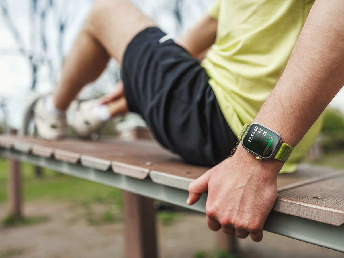 Huawei Watch Fit 4 Pro Läufer, der auf einer Bank ausruht