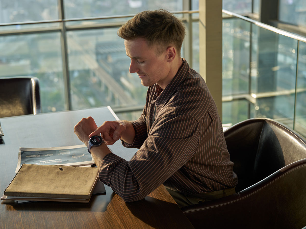 Huawei Watch 5 Mann benutzt X-TAP