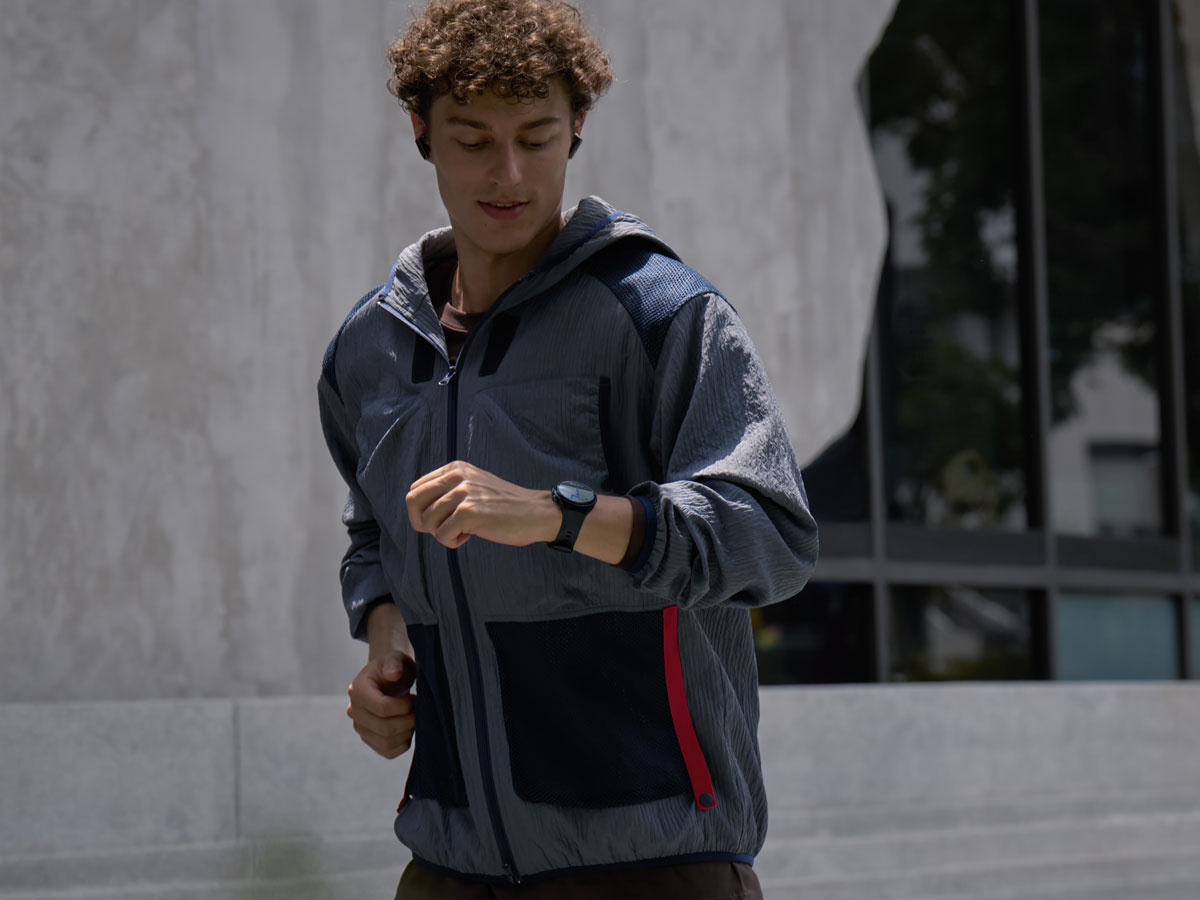 Huawei Watch 5 Mann beim Laufen schaut auf die Uhr