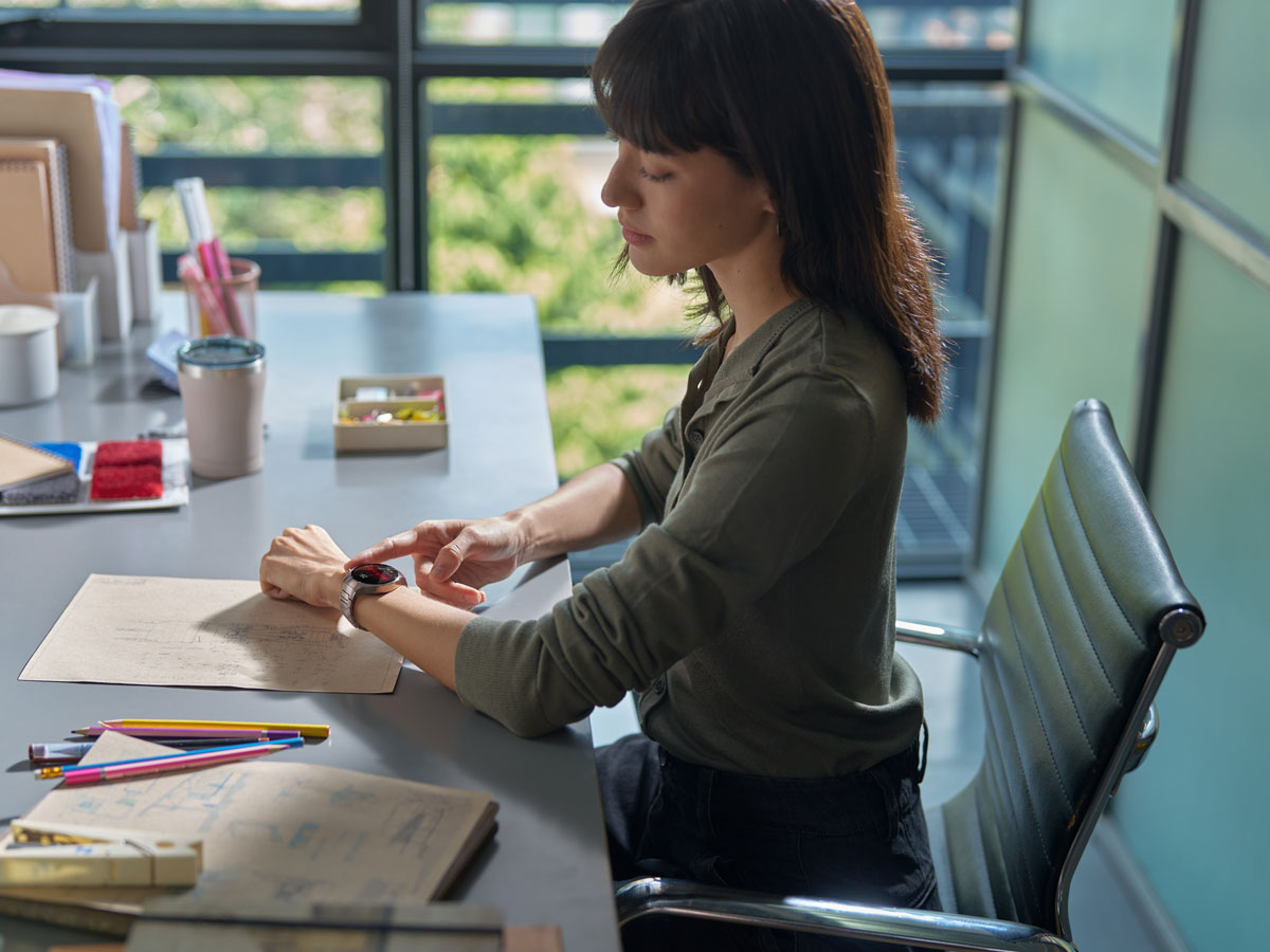Huawei Watch 5 Frau schaut auf Gesundheitsinformationen