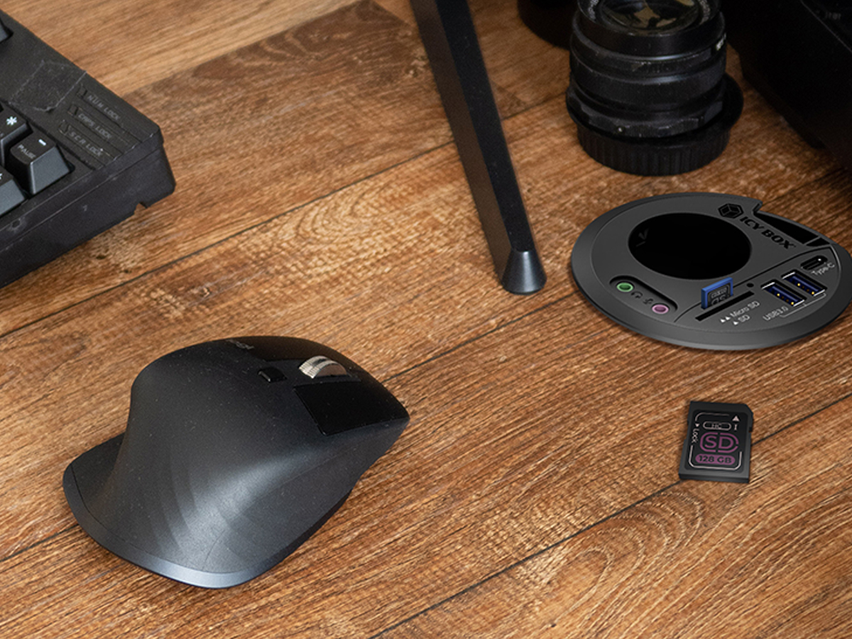 ICY BOX 4-Port Tisch-Hub mit Schuko-Steckdose