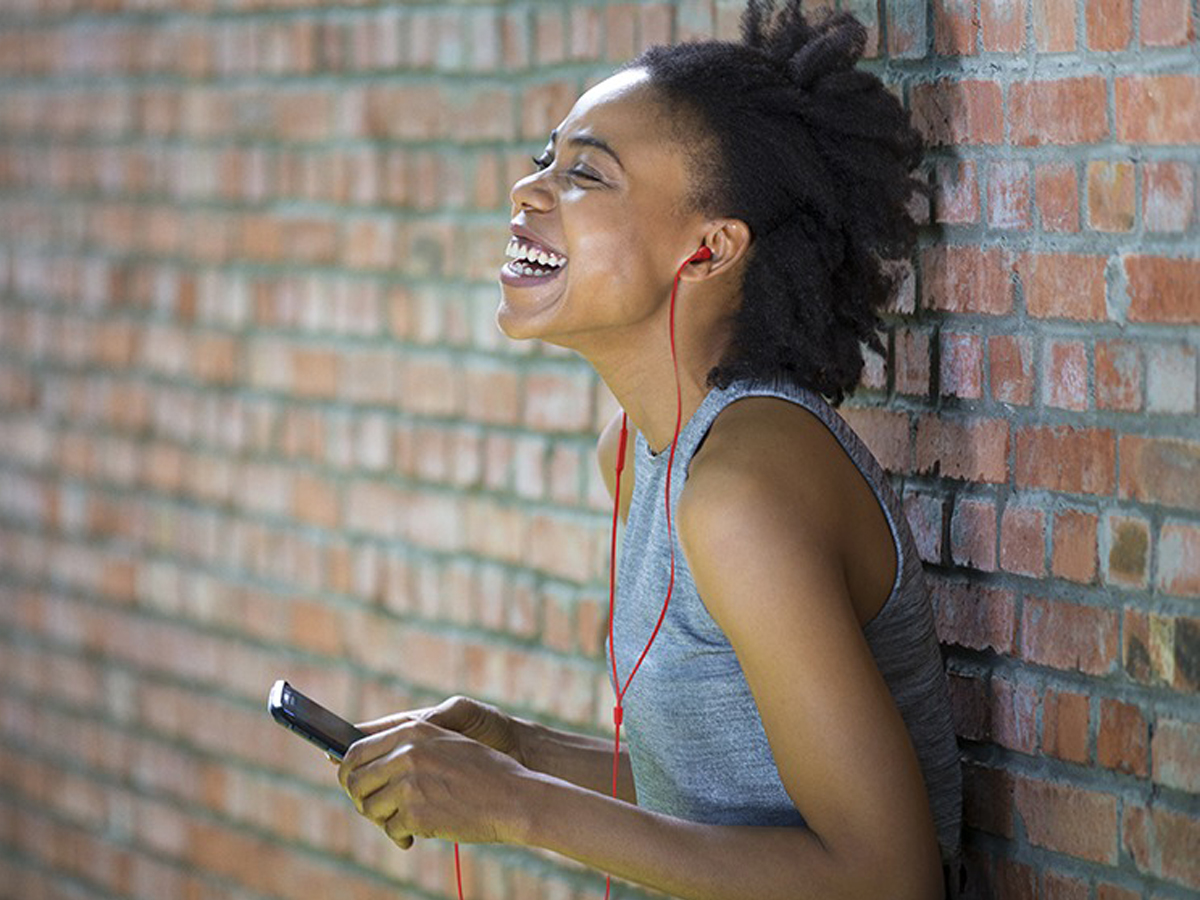 Kabelgebundene Kopfhörer JBL Tune 310C USB-C - Lifestyle-Grafik