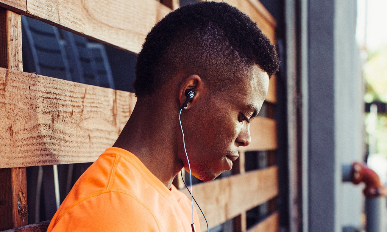 Kabelgebundene Kopfhörer Jlab JBuds Pro - Lifestyle-Grafik