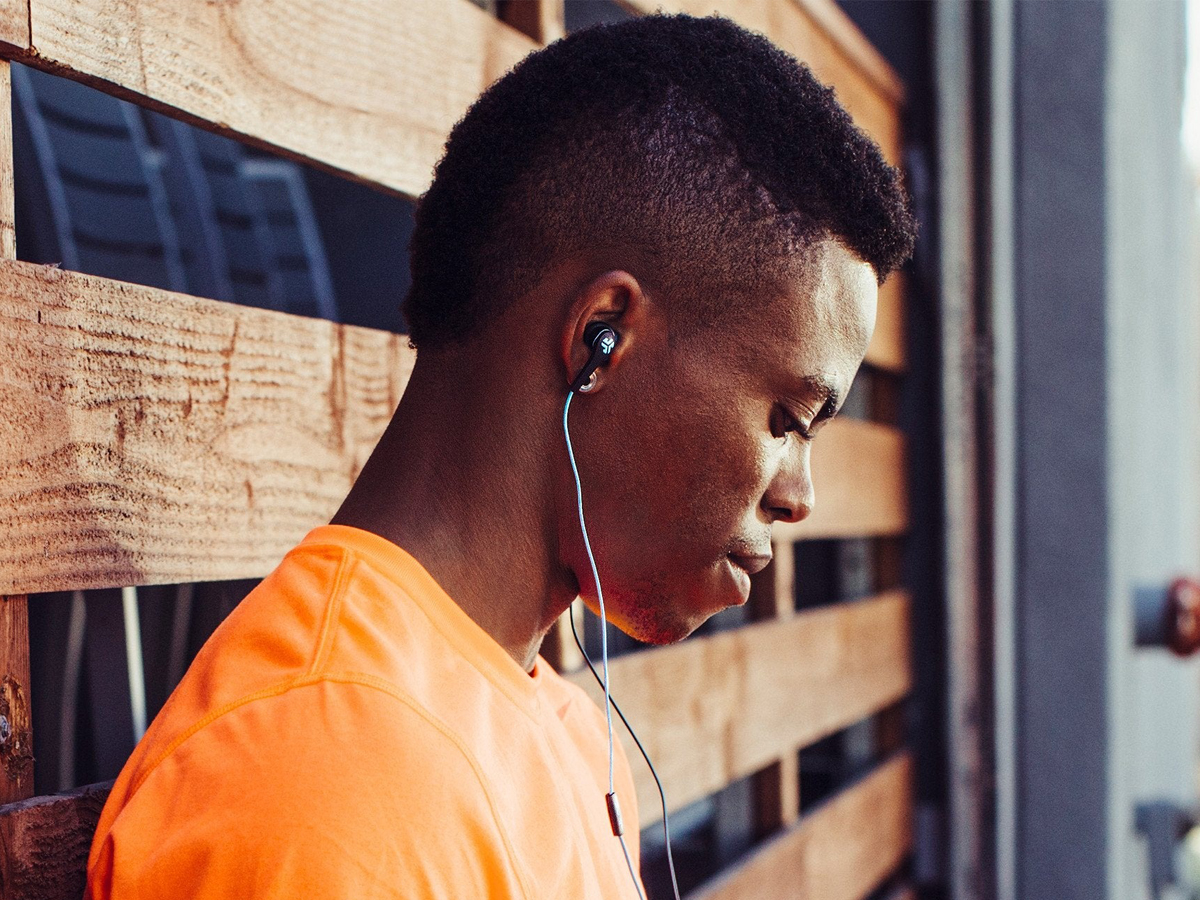 Kabelgebundene Kopfhörer Jlab JBuds Pro - Lifestyle-Grafik