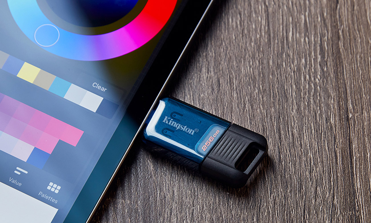 Pendrive Kingston DataTraveler 80 M podłączony do urządzenia