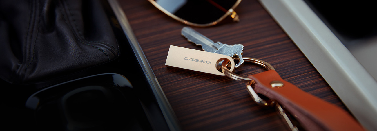 Pendrive Kingston DataTraveler SE9 G3 an Schlüsselbund befestigt