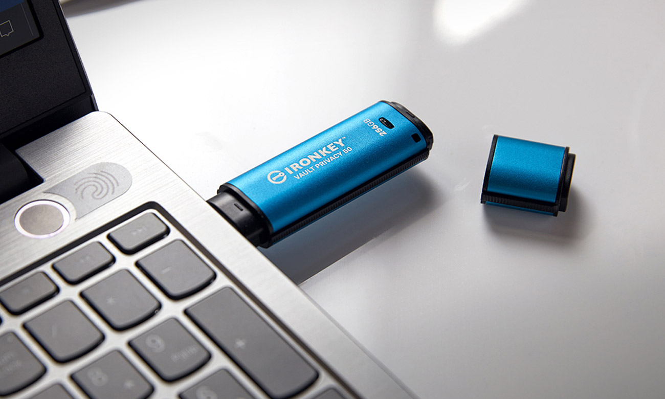 Pendrive Kingston IronKey Vault Privacy 50C podłączony do laptopa
