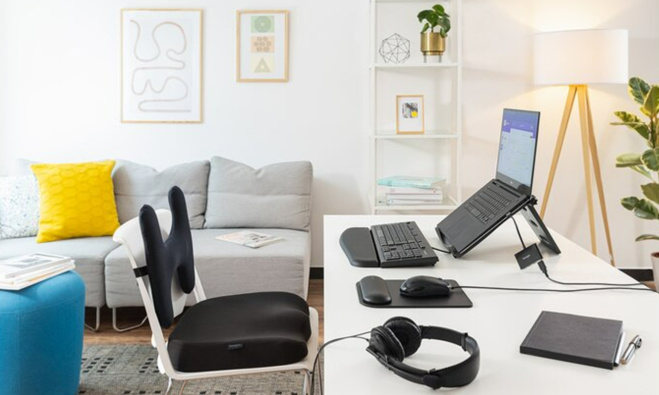Kensington SmartFit Easy Riser auf dem Schreibtisch mit Laptop