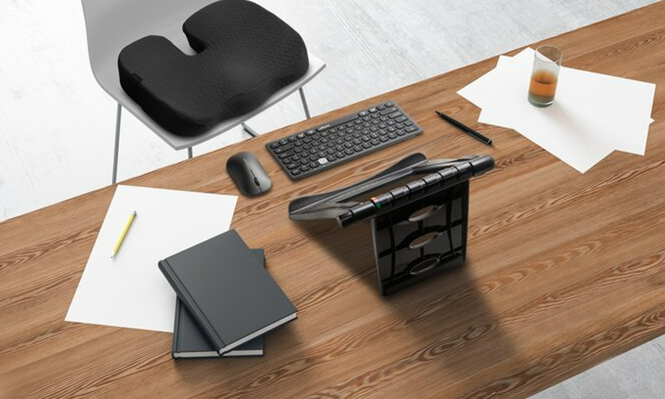 Kensington SmartFit Easy Riser auf dem Schreibtisch mit Laptop