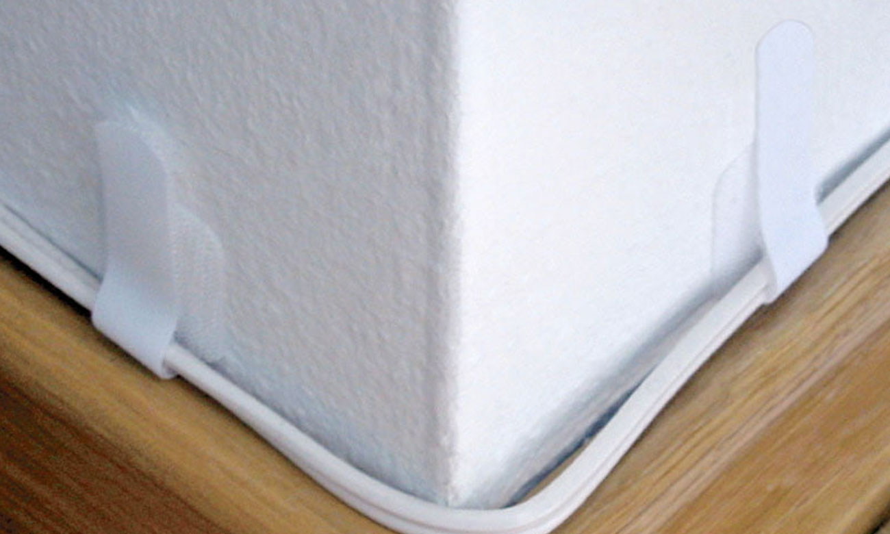 Kabel-Organizer Label The Cable Klettband weiß 50 Stück an der Leiste