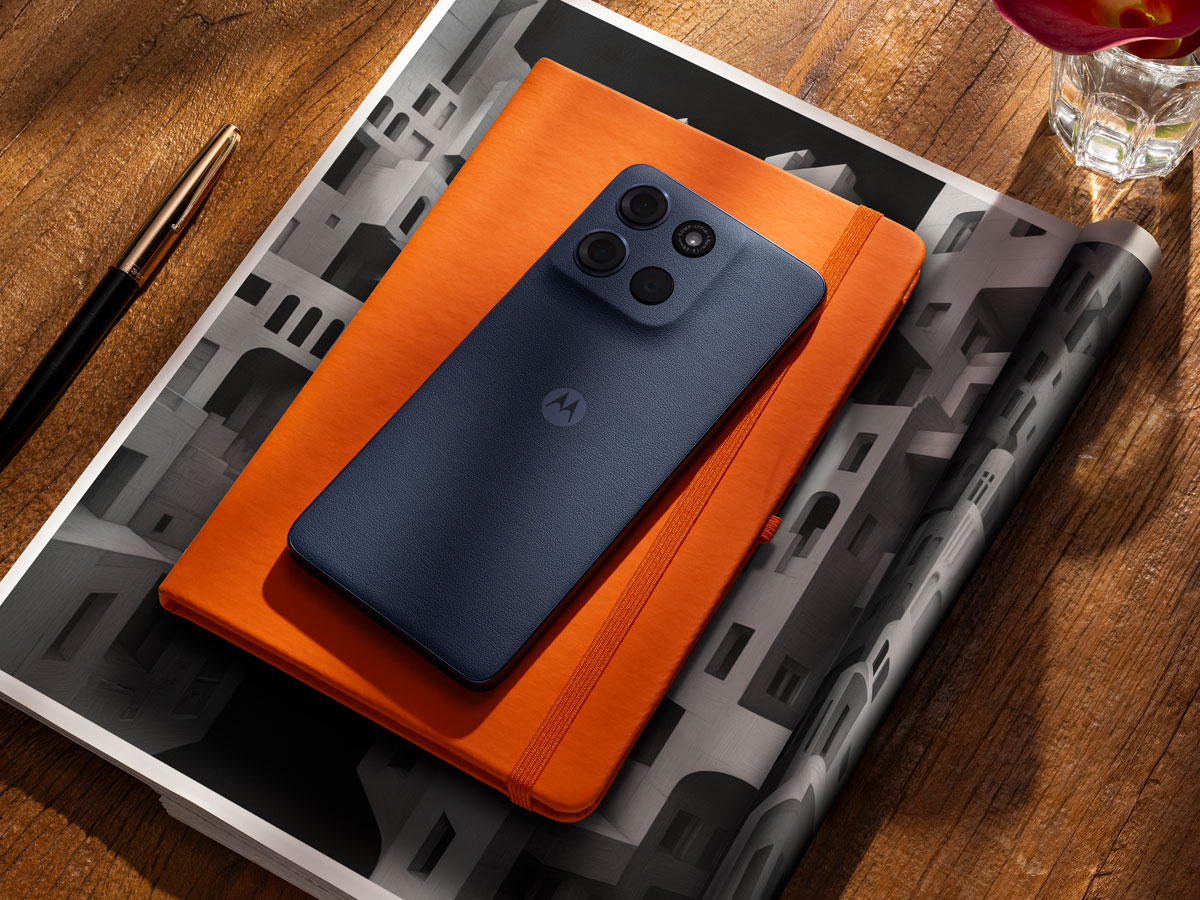 Motorola moto g56 5G auf einem Notizbuch