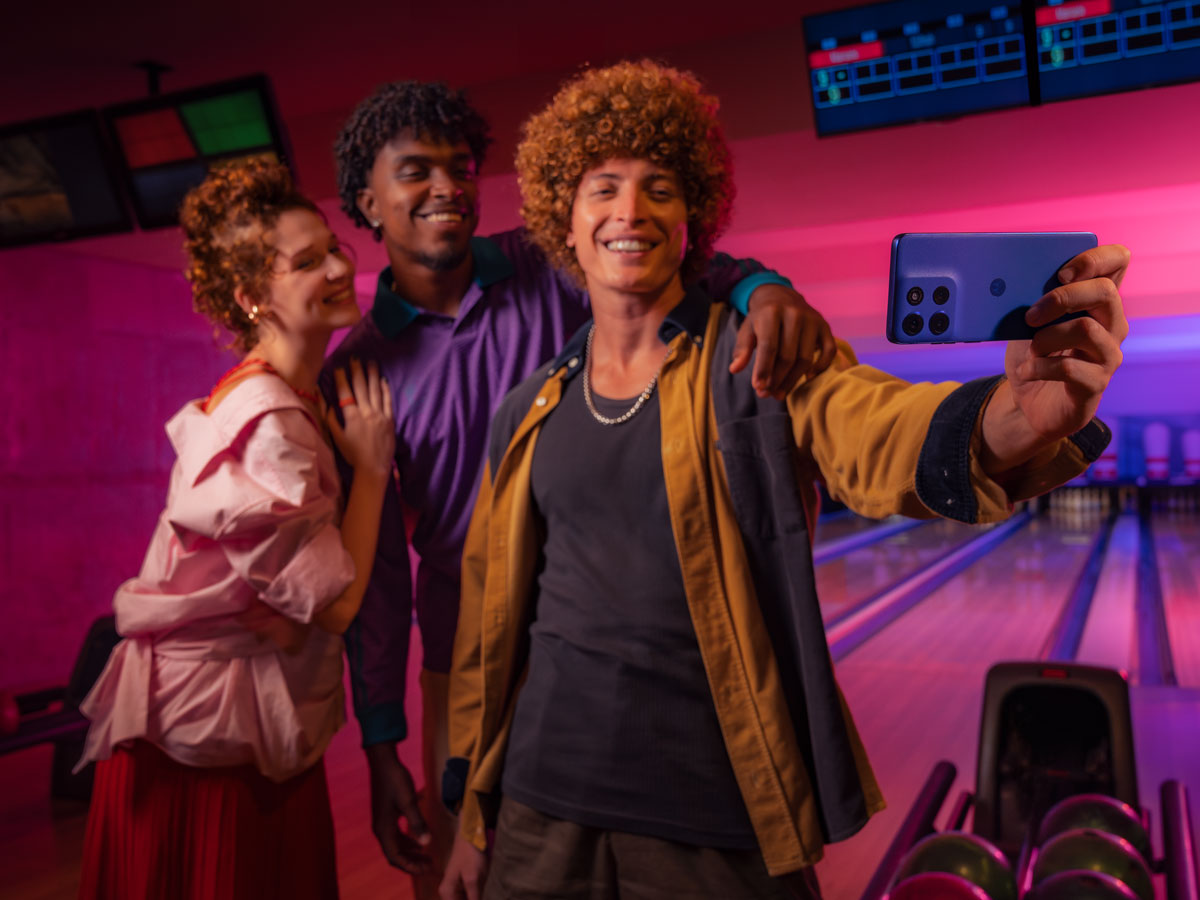 Motorola moto g56 5G Gruppe von Freunden beim Fotoshooting