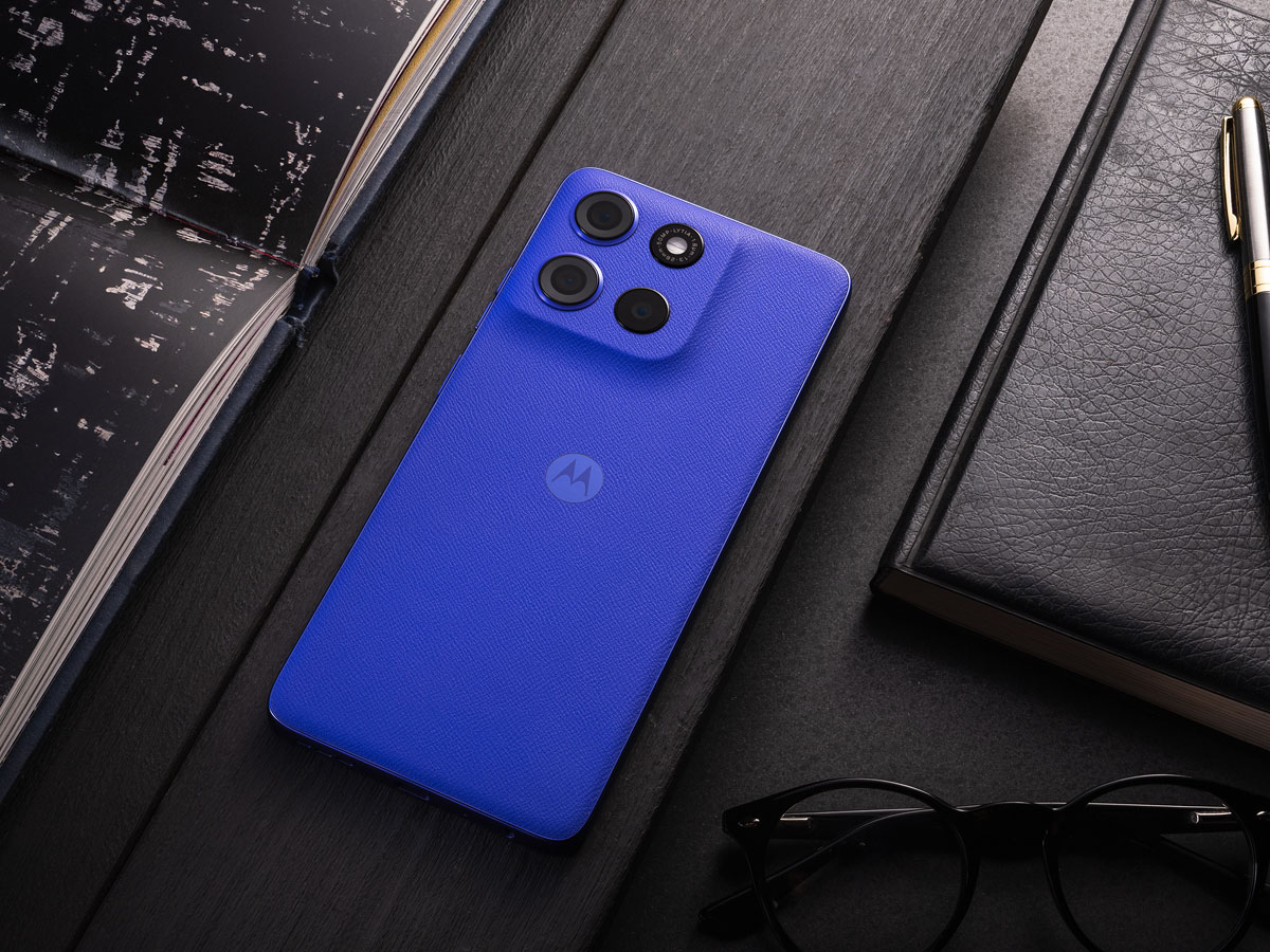 Motorola moto g56 5G auf einem Schreibtisch