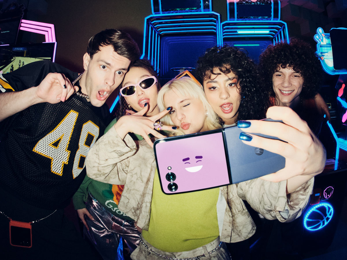 Motorola razr 50 ultra 5G Foto auf einer Party