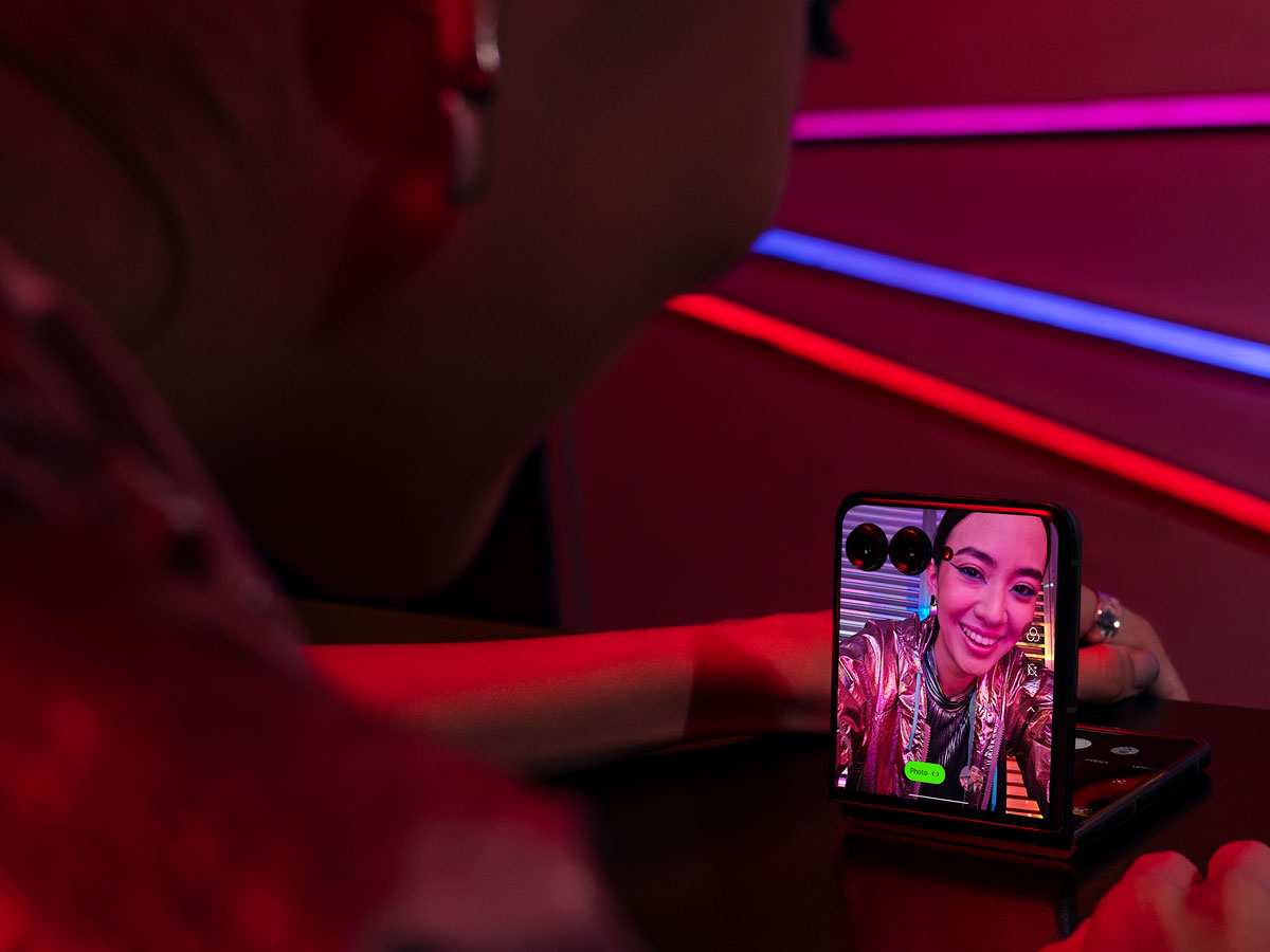 Motorola razr 50 ultra 5G Peach Fuzz Flex-Modus und Videoanruf