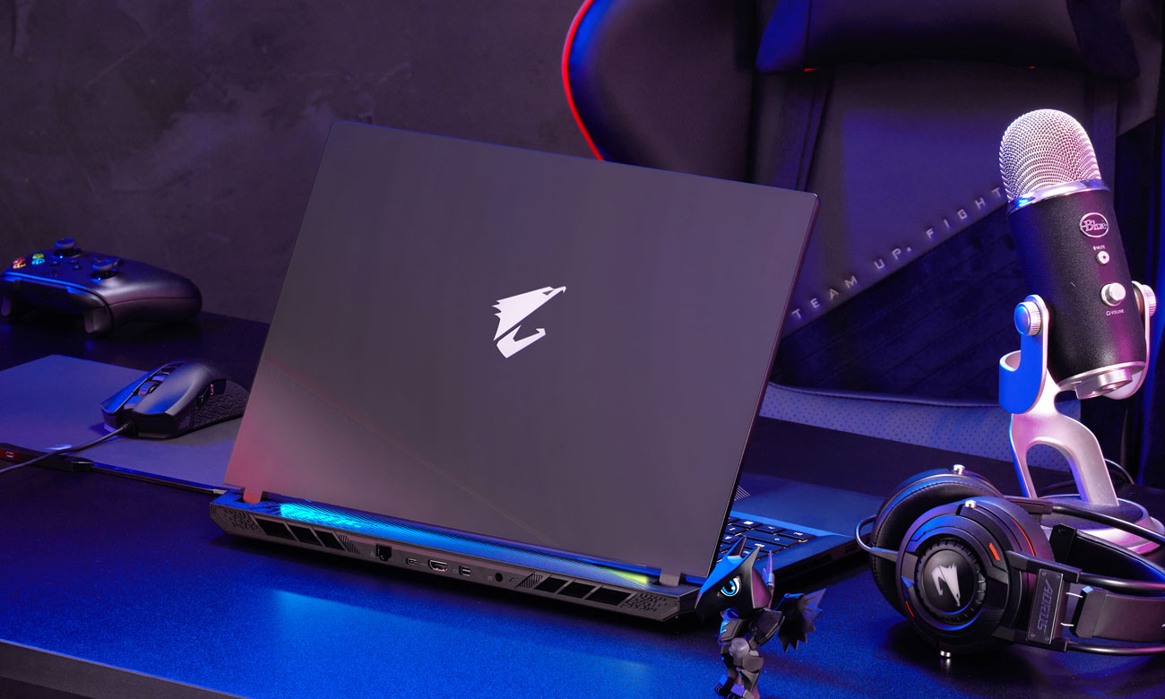 Gigabyte AORUS 17 BKF pokrywa matrycy