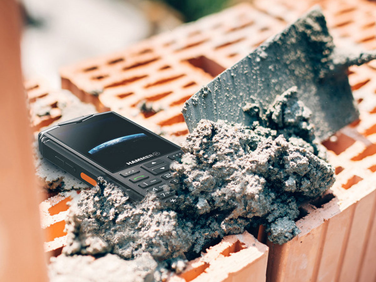 Telefon myPhone Hammer Horizon LTE auf einer Baustelle