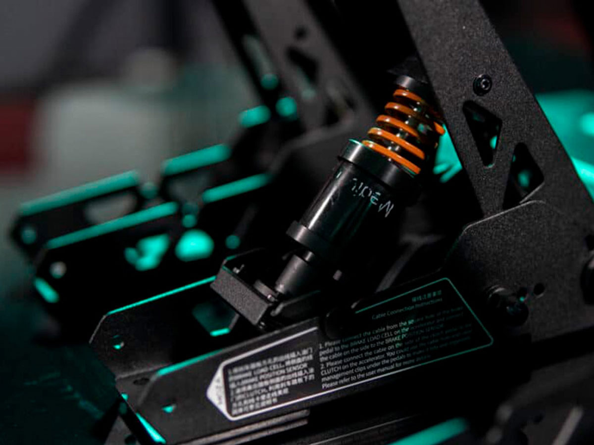 Pedal-Set Gas + Bremse mit Basis Moza Racing SR-P RS11 - Lifestyle-Grafik