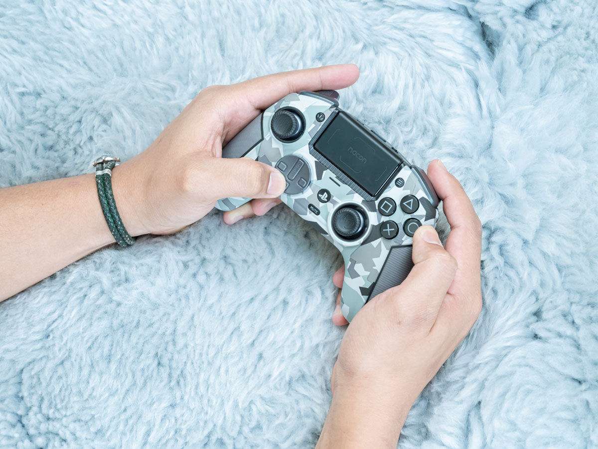 Kontroler Nacon Revolution 5 Pro Arctic Camo - Lifestyle-Grafik