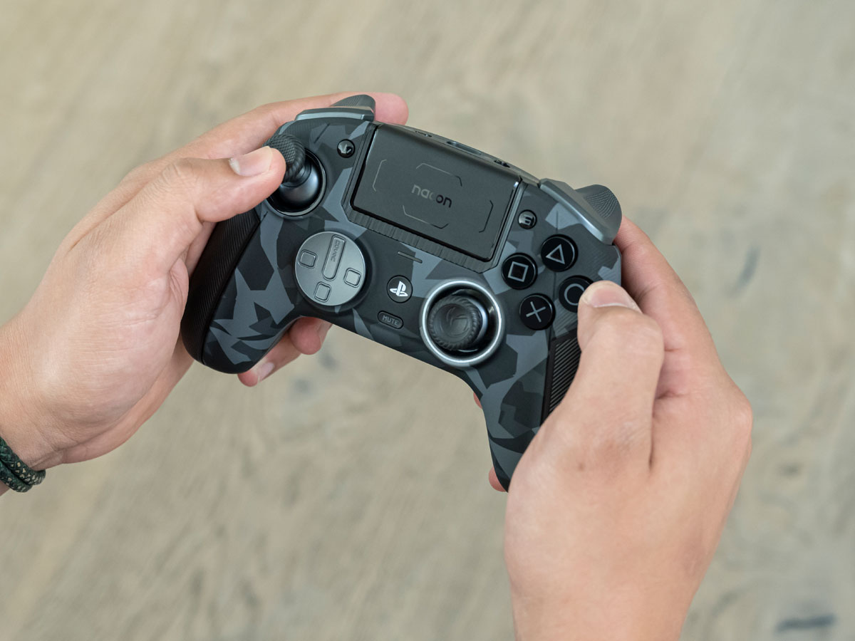 Kontroler Nacon Revolution 5 Pro Urban Camo - Lifestyle-Grafik