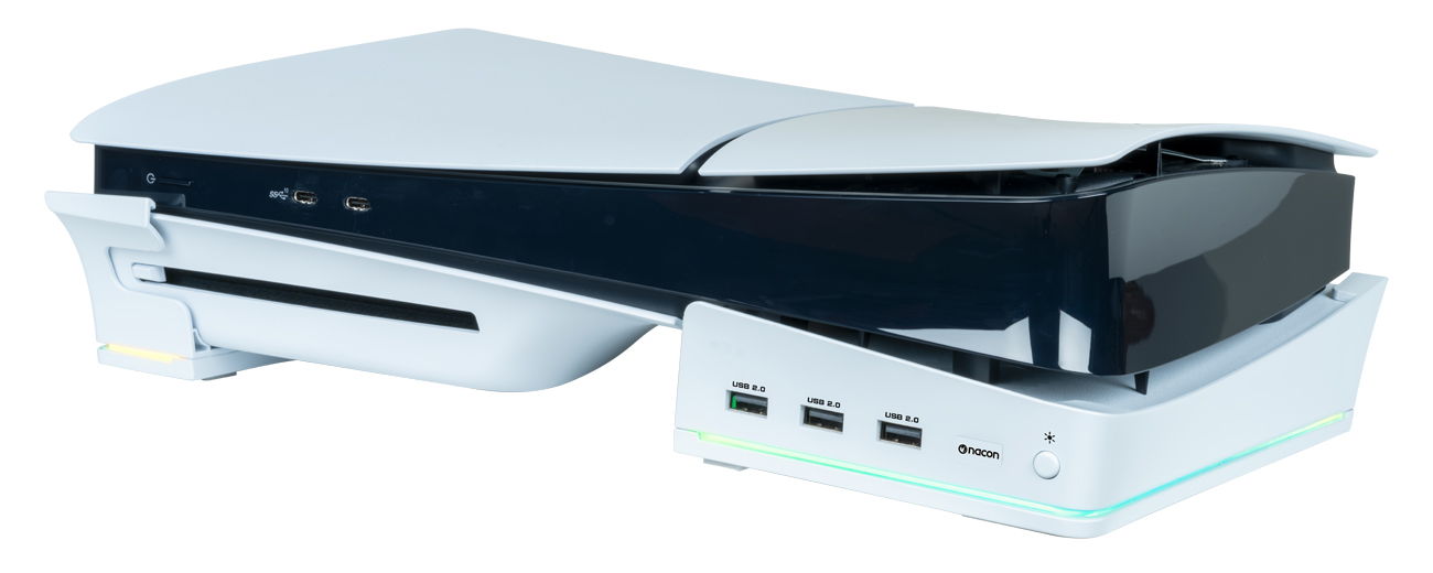 Nacon RGB-Ständer mit USB-HUB für PS5 Slim – Gesamtansicht, an der Konsole montiert