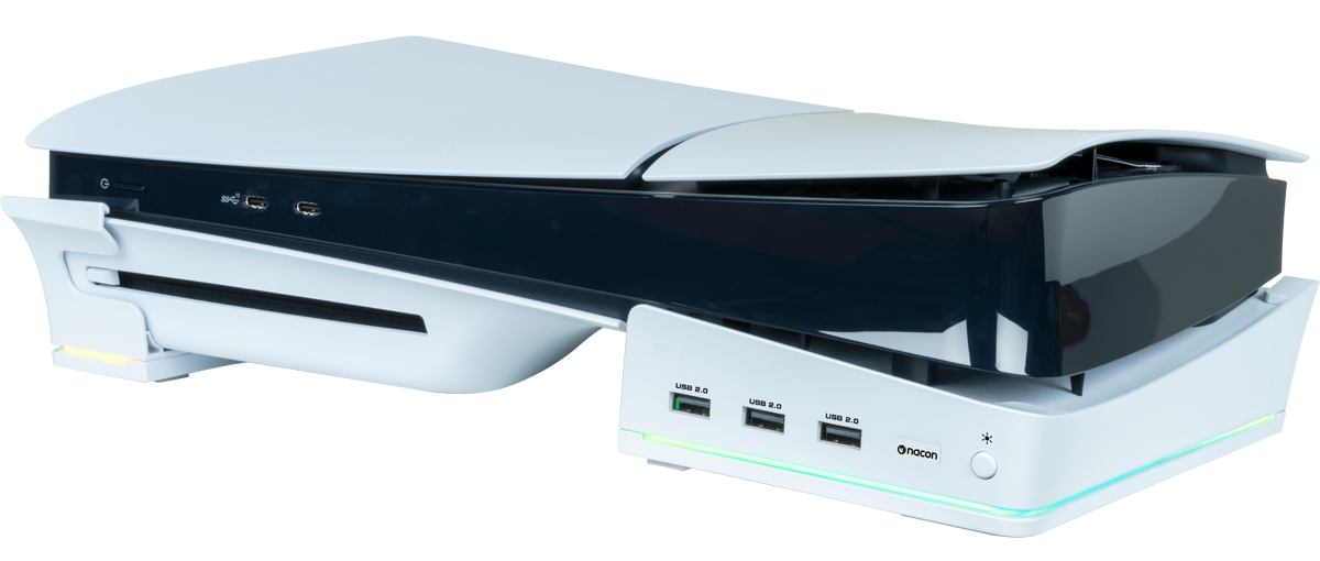 Nacon RGB-Ständer mit USB-HUB für PS5 Slim – Gesamtansicht, an der Konsole montiert