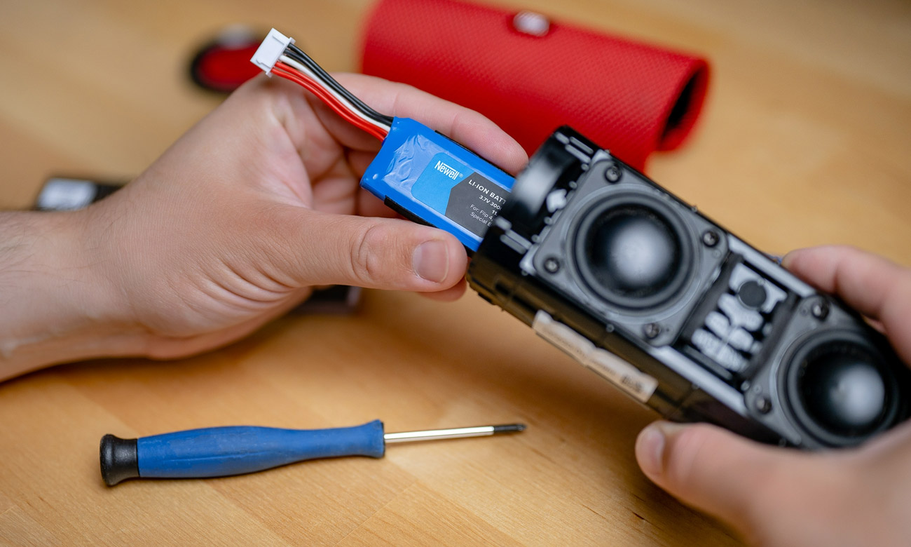 Ersatzakku Newell MY-JMX100SL für JBL Xtreme während der Montage