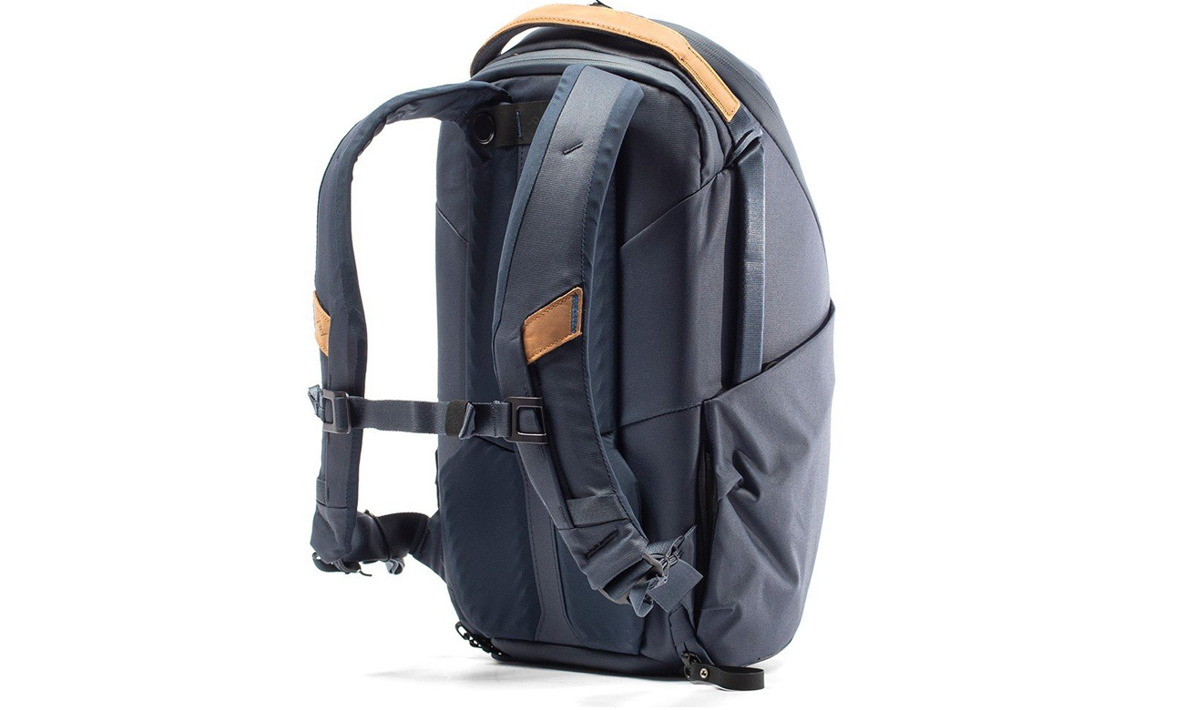 Rucksack Peak Design Everyday Backpack 20L Zip v2 Blau - Rückansicht im Winkel