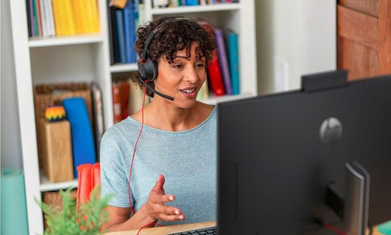 Zestaw słuchawkowy Poly Blackwire C5220 Stereo - Grafika lifestyle