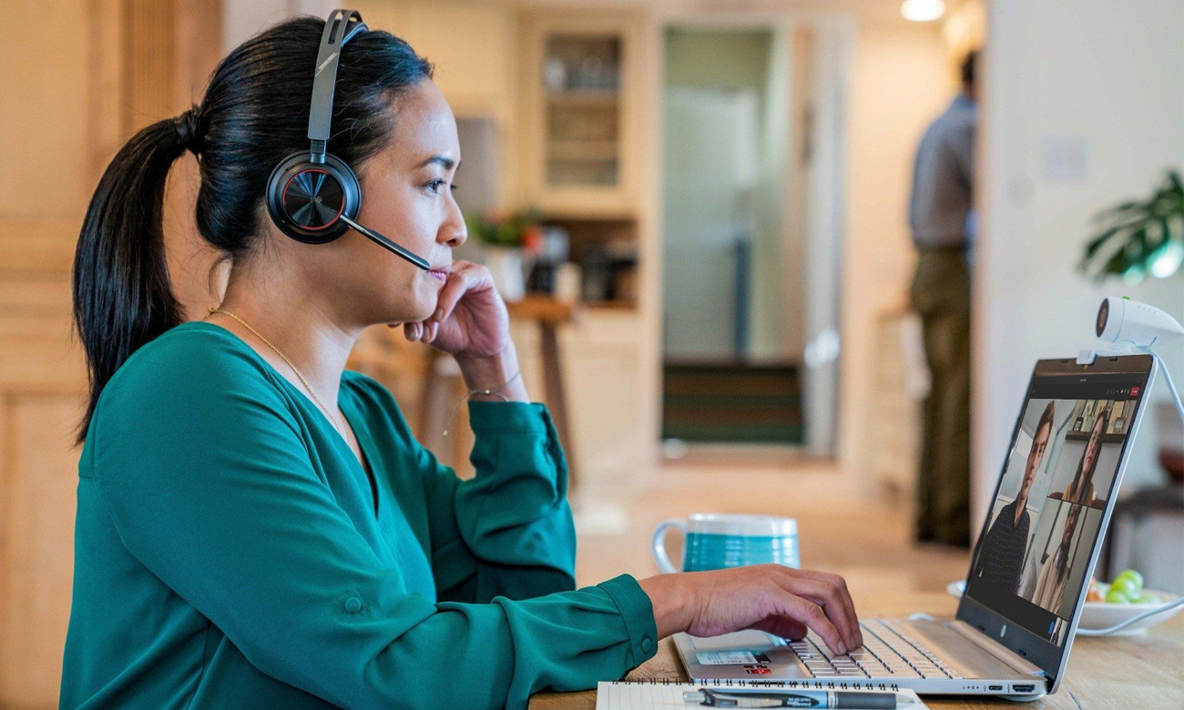 Poly Voyager Focus 2 MS USB-C Headset + Tischladestation