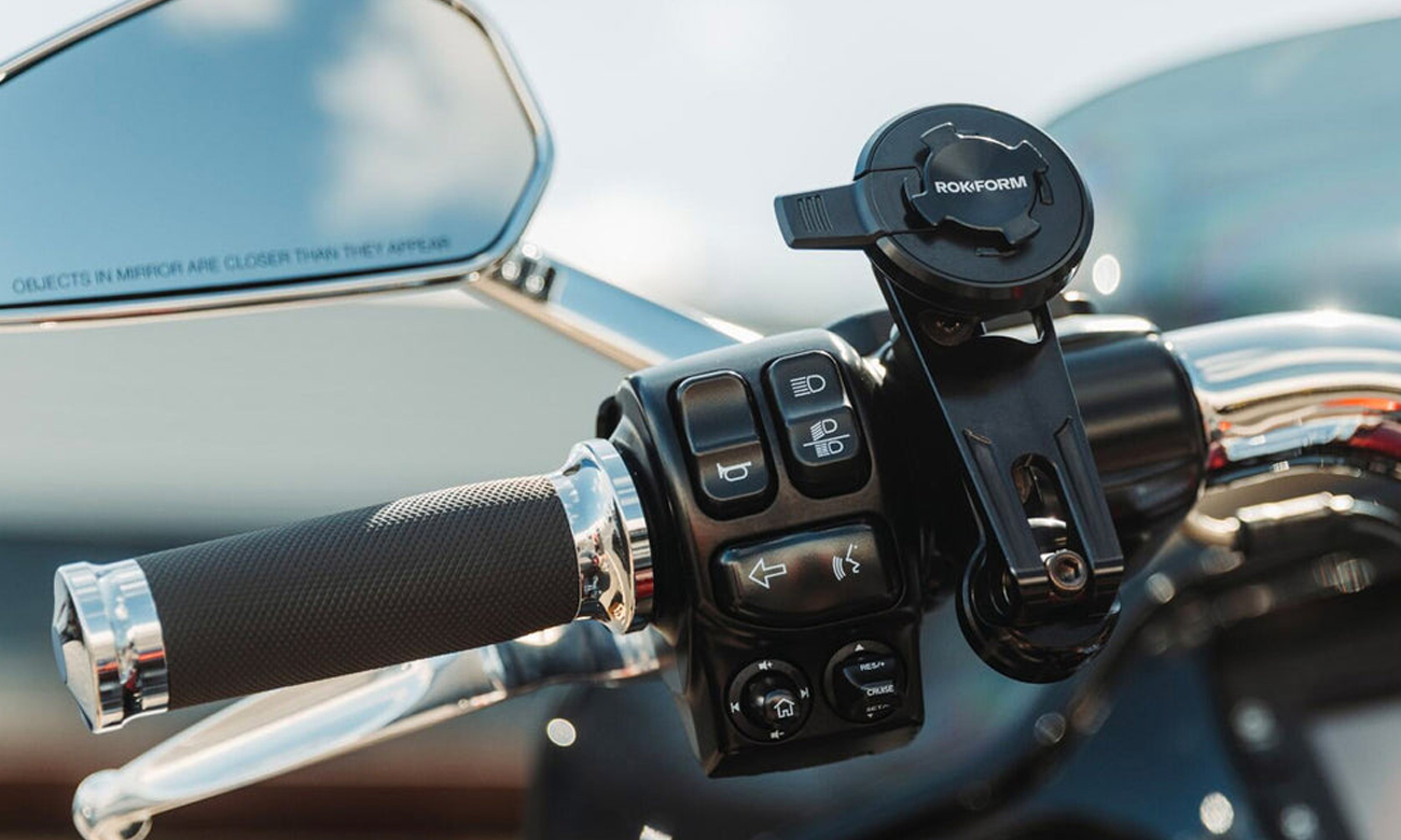 Rokform Halterung für Motorradlenker installiert