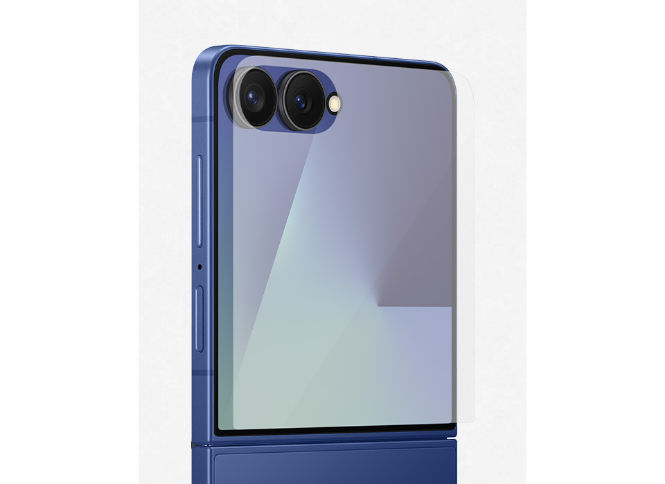 Galaxy Z Flip7 Gerät steht vertikal in einem kleinen Winkel, mit vergrößertem FlexWindow. Die Anti-Reflexions-Folie hebt sich in der Nähe des Bildschirms ab und zeigt ein passendes Design.