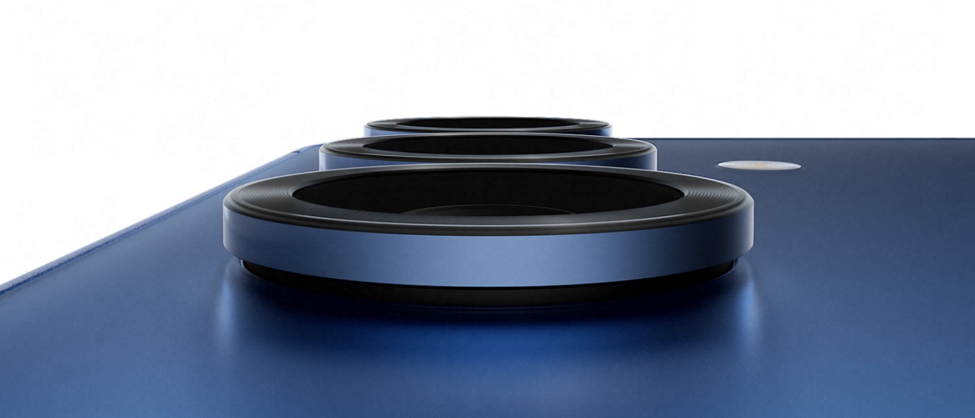 Die Kameraobjektive des Galaxy S25 erscheinen in Nahaufnahme, während sich das gesamte Gerät dreht und die Rückseite zeigt. Ein weiteres Gerät ist dahinter mit der Vorderkamera sichtbar.